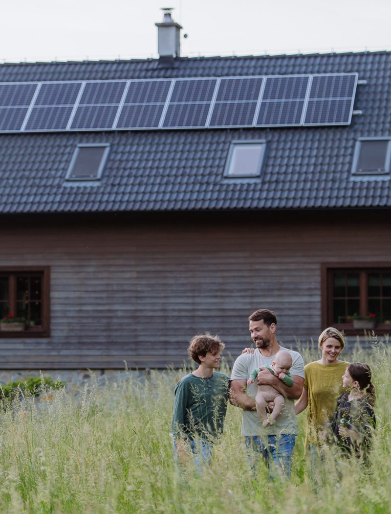 familie fericită în casa lor cu panouri solare | Allimex Green Power