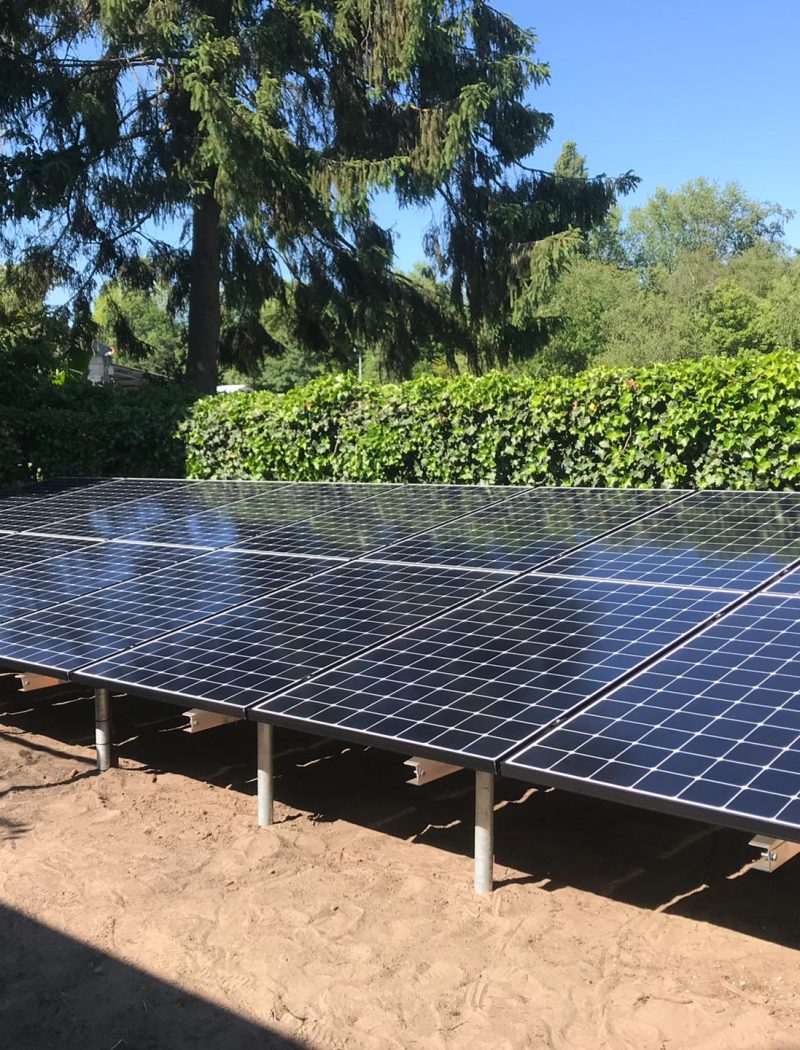 une installation au sol avec des panneaux solaires