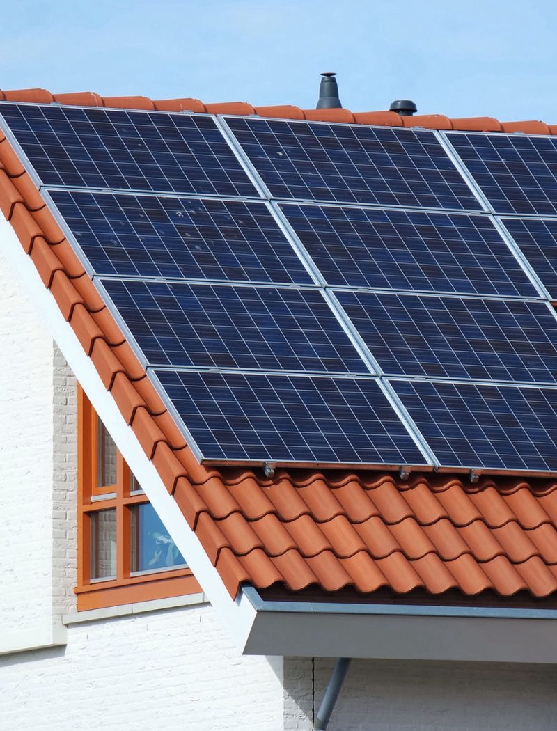 Matériel de montage pour panneaux solaires - un toit en pente avec des panneaux solaires - Allimex Green Power